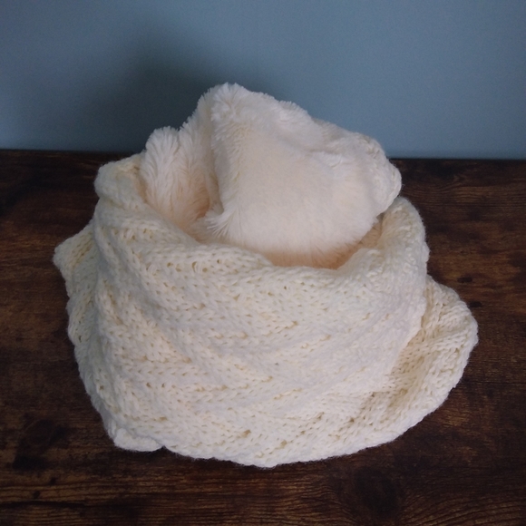 Reitmans Blanket Scarf & Reversible Knit/Fur Scarf - Picture 3 of 4